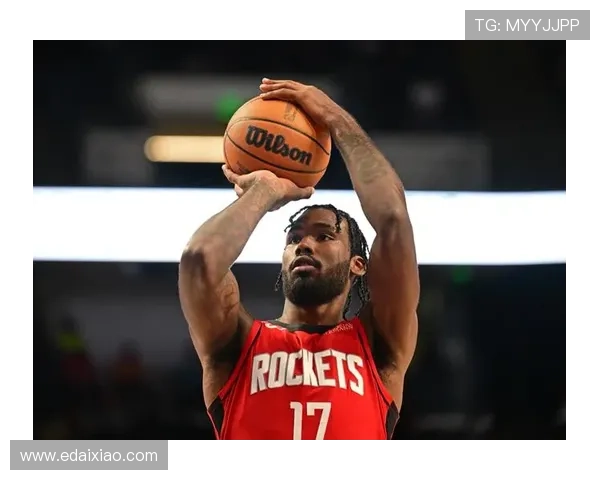 赫伊森替补席观赛不停进食四处张望